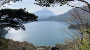 F3精進湖の手前、本栖湖越しに見えた富士山（Mt.FUJI100 2026コース上）
