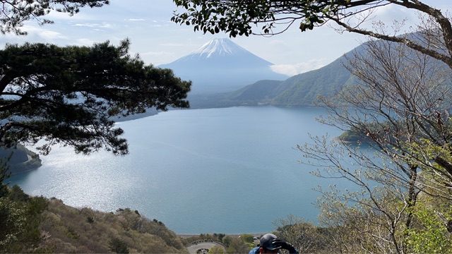 F3精進湖の手前、本栖湖越しに見えた富士山（Mt.FUJI100 2026コース上）